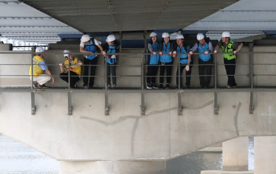 26일 오후 실시된 '시민과 함께하는 교량시설물 안전점검' 행사에 참가한 시민들이 마포대교에서 전문가들로부터 교량 시설 안전에 대한 설명을 듣고 있다.